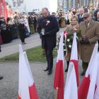 Składanie wieńców pod popiersiem marszałka Józefa Piłsudskiego.
