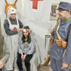 Pokaz udzielania pierwszej pomocy odbywał się w polowym punkcie sanitarnym z okresu I...