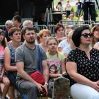 Dzieci na scenie, a rodzice i nauczyciele w roli widzów.