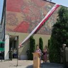 Sylwetki żołnierzy i sztandar na elewacji lubaczowskiej biblioteki zostały...