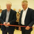 Uroczyste przecięcie wstęgi podczas otwarcia placówki w Chotylubiu.