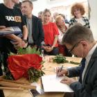Dedykacje podpisuje szef Kancelarii Premiera Marek Kuchciński