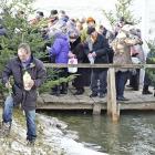 Wierni nabierali do słoików i butelek poświęconą wodę, żeby zanieść ją do swoich domów.