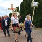 Uformowane w barwny dożynkowy korowód delegacje z poszczególnych gmin powiatu...