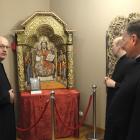 Ks. Marek Wojnarowski prezentuje odnowioną siedemnastowieczną ikonę z Dusowiec.