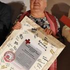 Specjalny dyplom otrzymała Krystyna Lachowicz, wieloletnia kierownik biura PCK w...