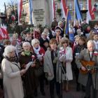 Do tradycji w tym dniu należy patriotyczne śpiewanie pod pomnikiem Orląt.