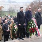 Składanie wieńców pod pomnikiem Orląt Przemyskich.
