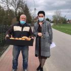 Wszystkie chleby dotarły do seniorów za pośrednictwem sołtysów poszczególnych wsi i...