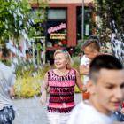 Lubaczowianie tańczą bBelgijkę wokoło miejskiej fontanny.