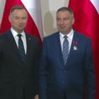 Wójt gminy Radymno B. Szylar odebrał z rąk prezydenta RP Srebrny Krzyż Zasługi.