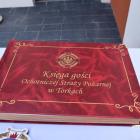 Goście mieli okazję złożyć wpis w księdze pamiątkowej./ FOT. GCK w Medyce