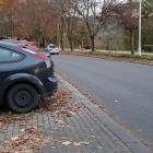 Kierowca, wyjeżdżając z parkingu, ma widocznosć ograniczoną przez zaparkowane pojazdy....