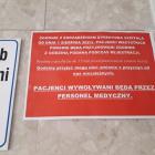 Na tej treści zarządzenie, wiszące na tablicy przy wejściu do przyszpitalnej...