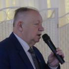 Starosta Przemyski Jan Pączek, gratulując wójtowi gminy Krzywcza Wacławowi Pawłowskiemu...