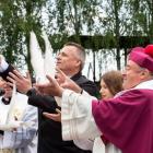 Burmistrz miasta Krzysztof Szpyt, biskup Marian Buczek oraz przedstawicielka młodzieży...