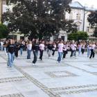 Plac Niepodległości. Flash Mob „Mix Dance” przygotowany przez Zespół Taneczny Koralik....
