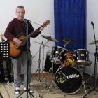 Mariusz, gitarzysta zespołu „Siostra i bracia”.