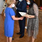 Oprócz medali przybyłe pary odebrały również pamiątkowe listy gratulacyjne i bukiety...