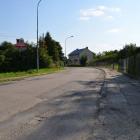 Fragment chodnika uszkodzonego w trakcie budowy obwodnicy.