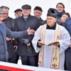 Nową inwestycję poświęcił proboszcz parafii pw. Narodzenia Najświętszej Maryi Panny ks....