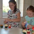 Muffinki z kremem, przygotowane pod okiem Jadwigi Czwakiel, przewodniczącej KGW w...