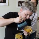 Paula Adamska, trzykrotna wicemistrzyni Polski w latte art w akcji.