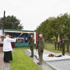 Odnowione groby żołnierskie poświęcił proboszcz parafii Hurko ks. Janusz Paszek.