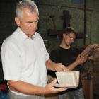 Wiceburmistrz Sieniawy Jausz Świt (po lewej) i Andrzej Żygadło oceniają znalezione w...