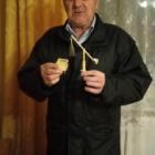 Zenon Mróz w trakcie budowy makiety