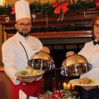 Wigilijne menu prezentują szef kuchni Restauracji Zamkowej Maciej Gołdyn oraz kierownik...