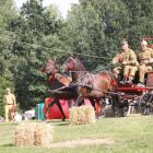 Drużyna OSP Chorzów podczas konkurencji tor przeszkód dla zaprzęgu sikawek - slalom