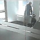 Godzina 11:56:42. Moment kradzieży pieniędzy przez NN kobietę.