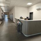 Recepcja i strefa wejścia do kompleksu basenowego we Fredropolu. Budynek wyposażono
w...