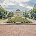Plac teatralny. W 2000 roku przed teatrem pojawiła się Aleja Gwiazd poświęcona wybitnym...