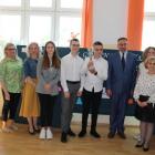 Laureatom gratulacje złożył wójt gminy Radymno Bogdan Szylar, wręczając nagrody...