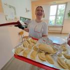 W ugotowaniu już ulepionych pierogów pomogły panie z internatu./ FOT. U. Gielo