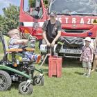 Niepełnosprawny Kuba po raz pierwszy w życiu obsługiwał strażacką sikawkę, w która...