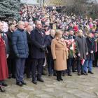 Goście i uczestnicy uroczystości pod pomnikiem Orląt Przemyskich.
