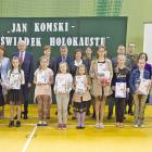 Laureaci konkursu plastycznego oraz realizatorzy projektu i goście.