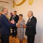 Aktu dekoracji małżonków dokonał gospodarz gminy Żurawica Tomasz Szeleszczuk./ FOT. UG...
