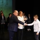 Uhonorowanym stypendiami osobiste gratulacje składał burmistrz Przeworska Leszek...