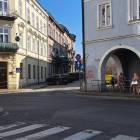 Zdaniem zgłaszających problem rozwiązaniem mogłoby być ustawienie lustra drogowego na...
