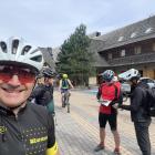 – W sezonie letnim jeżdżę na rowerze, zimą na nartach, a wolny
czas jest przede...
