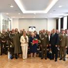 Pamiątkowe zdjęcie wyróżnionych z gospodarzem uroczystości starostą K. Dziukiewiczem i...