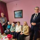 Na uroczystości nie zabrakło najbliższych jubilatki oraz delegacji z Urzędu miejskiego...