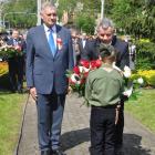 Zarząd Powiatu Przeworskiego składa kwiaty przed tablicą upamiętniającą 200. rocznicę...