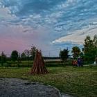 Noc Świętojańska – noc magii, tylko w Baszni na niebie pojawiły się tęcza i księżyc.