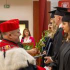 Proprektor ds. studenckich prof. A. Kawecki wręcza dyplomy,