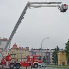Hydrauliczny podnośnik koszowy z drabiną ratowniczą - posiada łamany przegub,...